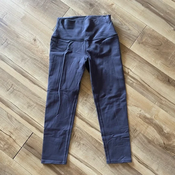 Alo Leggings - Picture 2 of 2